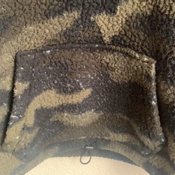 VIctoria Secret PINK CAMO Sherpa - Picture 4 of 6